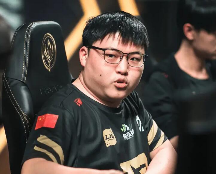  Uzi回归赛场，突破纪录首场状态亮眼，湖人观众沸腾！